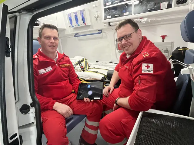 Daniel (l.) und Thomas Hofer mit Tablet im Rettungswagen. | Foto: RKOÖ