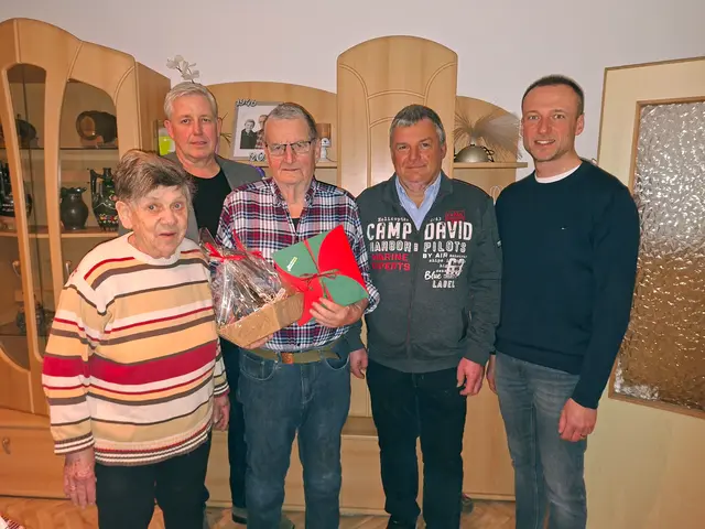 Vizebgm. Josef Landstetter, gfGR Oskar Mohr und gfGR Karl Öckmayer mit Stefanie und Alois Bayerl | Foto: Marktgemeinde Leiben