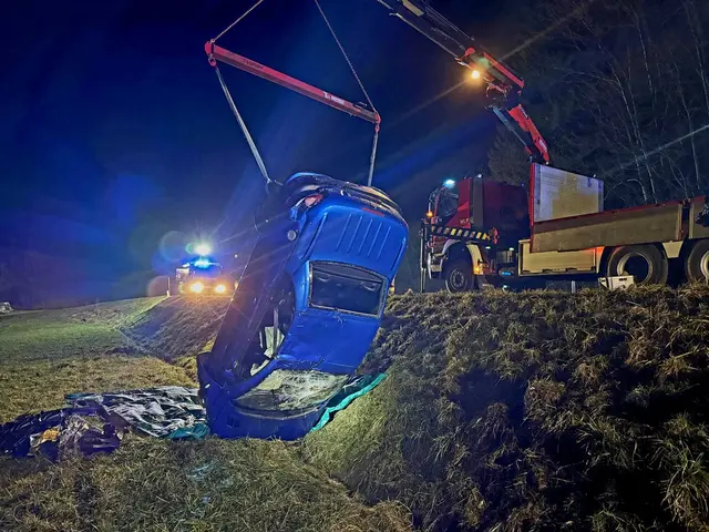 Mit Hilfe des Feuerwehrkrans wurde das Unfallfahrzeug aus dem Graben geborgen. | Foto: FF Voitsberg