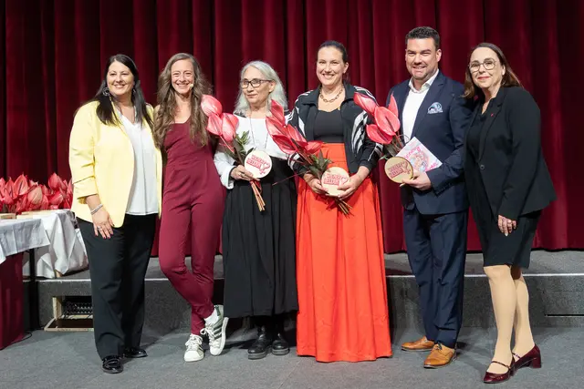Die Heldinnen aus dem 6. Bezirk mit Kathrin Gaál, Mel Merio, Petra Unger, Mirijam Hall,  Christian Beckmann (Vertretung Heldin Candy Licious) und Julia Lessacher bei der Gala (v. l.). | Foto: René Brunhölzl