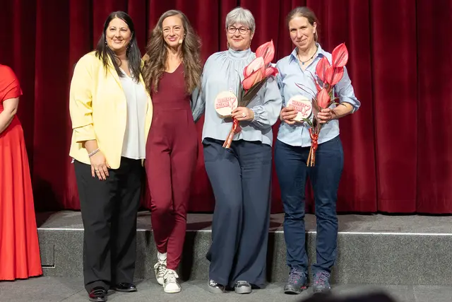 Den Heldinnen aus dem 14. Bezirk, Roswitha Zink (r.) und Ilka Wiegrefe (2.v.re.), wurden von Kathrin Gaál (l.), und Mel Merio (2.v.l.) Blumen überreicht. | Foto: René Brunhölzl