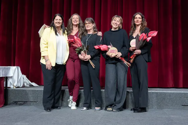 Kathrin Gaál (l.) und Mel Merio (2.v.l.) mit den Heldinnen aus der Donaustadt: Kornelia Schrammel, Rita Himmel und Alexandra Löffler. | Foto: René Brunhölzl