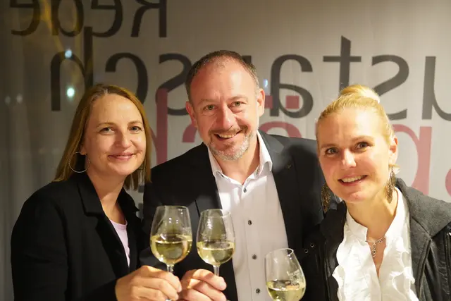 Heidi und Peter Rother stießen mit Christine Schraml an.