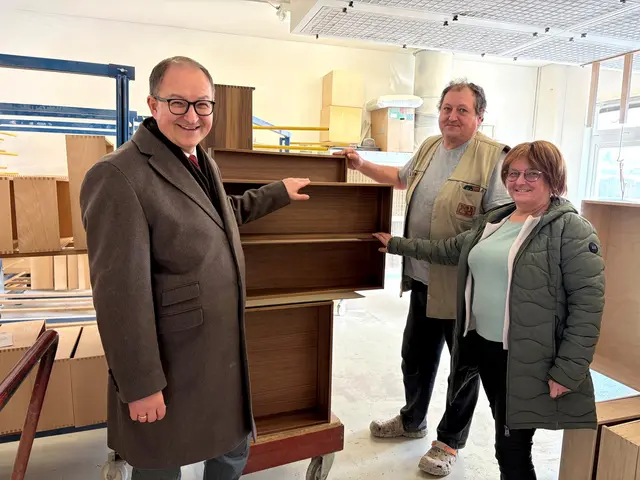 Besuch in der Tischlerei Hurnaus. | Foto: Land OÖ
