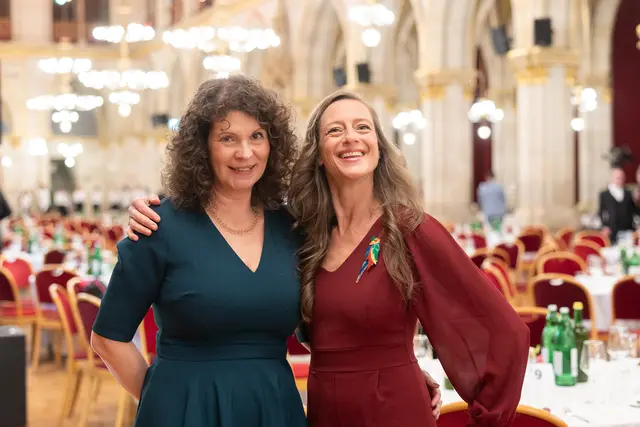 Sie rockten die Heldinnen-Gala: MeinBezirk-Chefredakteurin Nicole Gretz-Blanckenstein und Moderatorin Mel Merio (v. l.). | Foto: René Brunhölzl