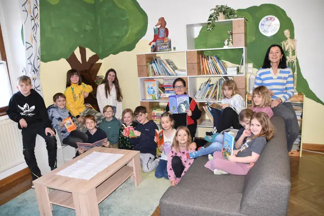 Die aktuell kleinste Volksschule im Bezirk Oberwart gibt es in Buchschachen. Der neue Lesebaum begeistert die Schülerinnen und Schüler. | Foto: MeinBezirk/Michael Strini