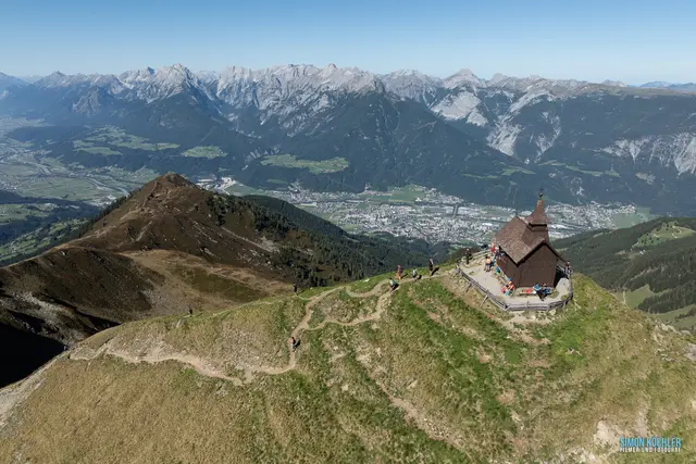 Kellerjochkapelle mit Marathon-Läuferinnen | Foto: Simon Köchler
