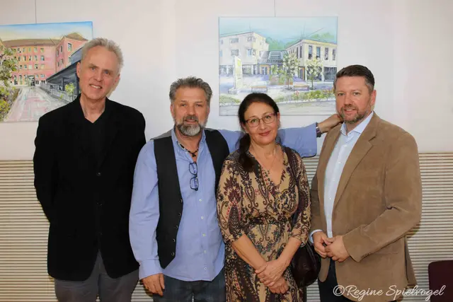 Kulturgemeinderat Dr. Lukas Haselböck mit Walter Wegger und Gattin Ursula und Bürgermeister Paul Porteder vor dem Bild des Gemeindeamt Tullnerbach.