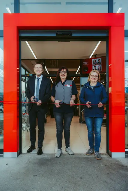 Und schnipp: Spar-Geschäftsführer Alois Huber mit Bürgermeisterin Irmgard Schibich und Marktleiterin Annemarie Widauer bei der Eröffnung | Foto: SPAR/David Schreiber