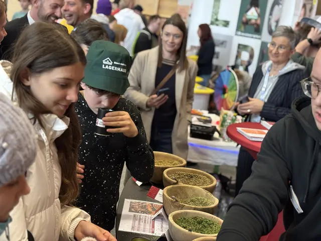 An den Ständen der anwesenden Unternehmen konnten Jugendliche buchstäblich in das Jobangebot hineinschnuppern. | Foto: MeinBezirk
