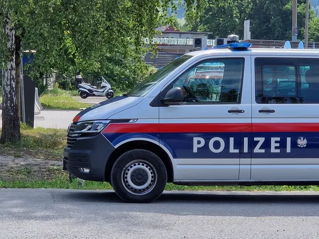 Im Laufe der zwei Jahre soll es zu mindestens 87 Überweisungen auf unterschiedliche ausländische Konten gekommen sein. (Symbolfoto) | Foto: MeinBezirk/Lea Kainz