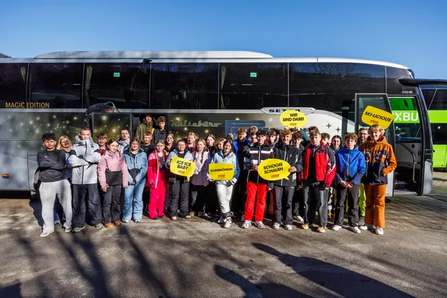 Die Schülerinnen und Schüler der HAK Feldbach kamen im Bus aus der Südoststeiermark angereist. | Foto: Erwin Scheriau