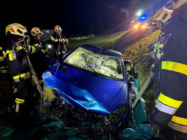 Das Fahrzeug war schwer beschädigt und musste geborgen werden.  | Foto: FF Voitsberg