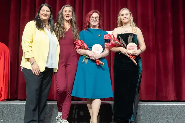 Die Heldinnen aus dem 11. Bezirk: Katrhin Gaál, Mel Merio, Gerlinde Heil und Jessica Bauditsch (v. l.) auf der Gala-Bühne. | Foto: René Brunhölzl