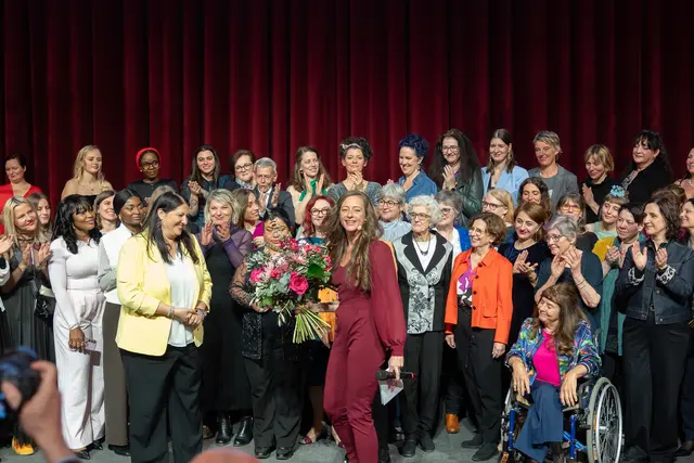 Frauenstadträtin Kathrin Gaál (links, mit gelbem Blazer) wurde zu ihrem bevorstehenden Abschied als Politikerin mit einem großen Strauß Blumen bedacht. | Foto: René Brunhölzl