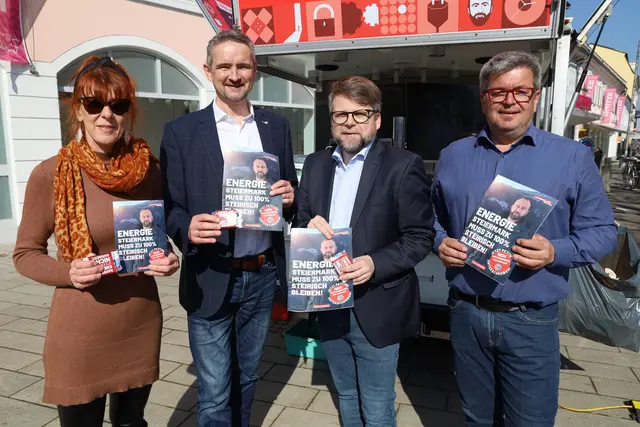 Maria Hauer, Martin Weber, Hannes Schwarz und Alois Hirschmann informierten über den drohenden Teilverkauf der Energie Steiermark.  | Foto: Johann Scheich