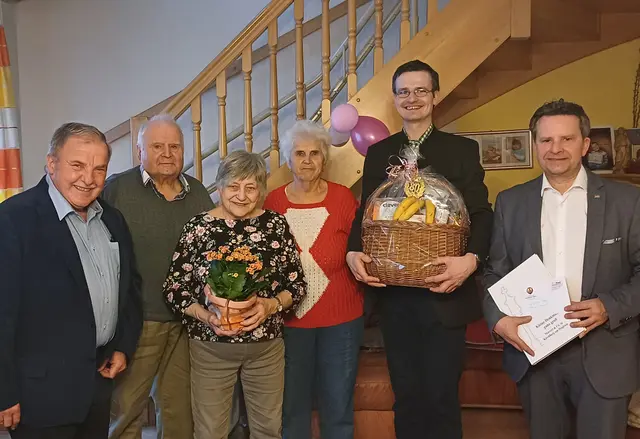 Mantler Johann (Senioren), Josef Löschel, Theresia Löschel (Jubilarin), Benedikt Margareta (Senioren), Ertl Stefan (Bauernbund) und GR Benedikt Wolfgang (Ortsvorsteher). | Foto: Marktgemeinde Kirchberg am Wagram