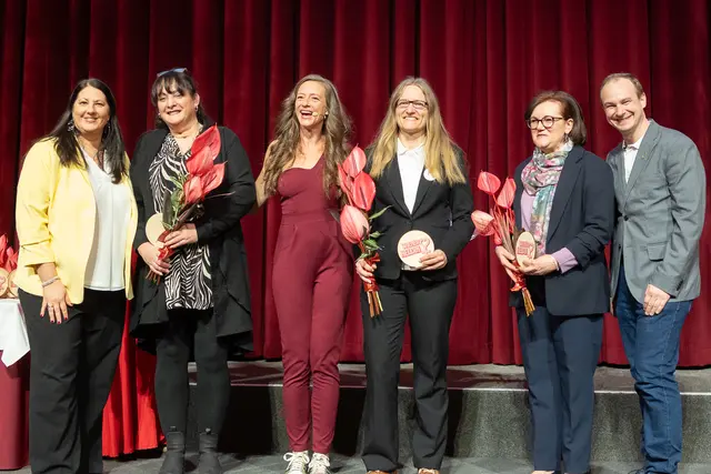 Die Heldinnen aus dem 2. Bezirk sind Doris Krmenitzer-Ploc, Senka Ahmetovic und Maria Schinko, hier mit Frauenstadträtin Kathrin Gaál und Moderatorin (l.) und Mel Merio (3. v. l.). | Foto: René Brunhölzl