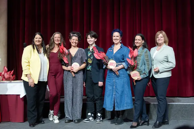 Die Heldinnen aus Hernals sind Eva Karel (3.v.l.), Christine Ruckenbauer (2.v.r.) und Eva Bertalan (3.v.r.). Am Foto mit Kathrin Gaál (l.), Mel Merio (2.v.l.) und Bezirksvorsteher-Stellvertreterin Elisabeth Mössner-Catilina (r.). | Foto: René Brunhölzl