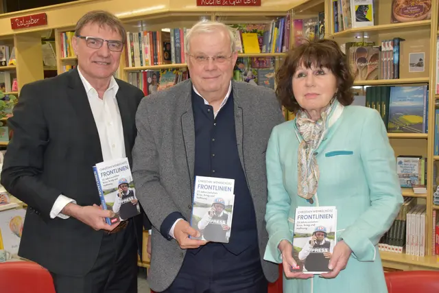 Gunter Drexler mit Christian und Elisabeth Wehrschütz in der Buchhandlung Desch-Drexler. | Foto: MeinBezirk/Michael Strini