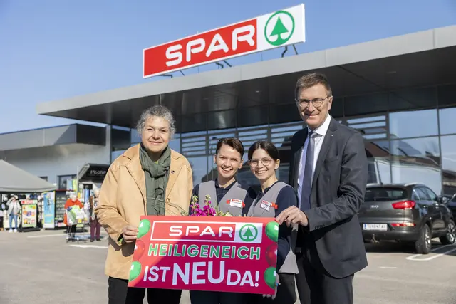 Bürgermeisterin Beate Jilch mit Spar-Geschäftsführer Alois Huber (links) sowie Marktleiterin Bianca Hollaus, und Marktleiterin-Stellvertreterin Elisabeth Schirmer. | Foto: Spar/David Schreiber