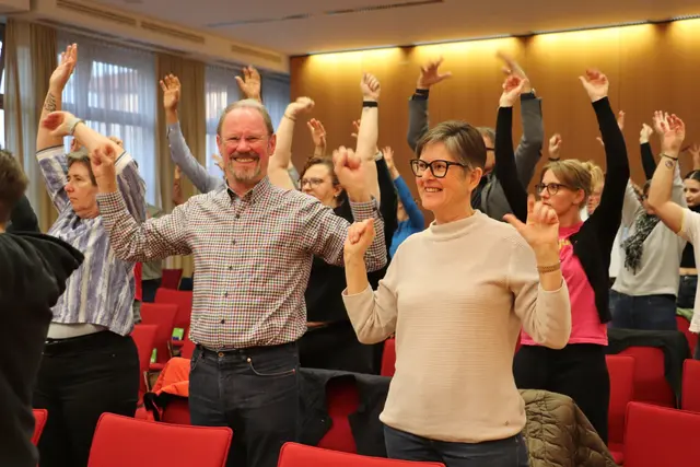 Wie für Marianne und Ernst Hecke war der Motivationsworkshop mit Katrin Nerad kein Trockentraining. Die Besucher im Sitzungssaal der Gemeinde machten bei Übungen, die sich im Alltag integrieren lassen, mit Spaß an der Bewegung mit.  | Foto: Edith Ertl