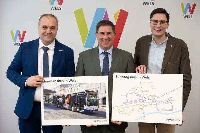 Der Betriebsleiter der Wels Linien, Martin Hüttner, Bürgermeister Andreas Rabl und Mobiliätsstadtrat Stefan Ganzert präsentieren die Pläne zum neuen Sonntagsbus. | Foto: Stadt Wels