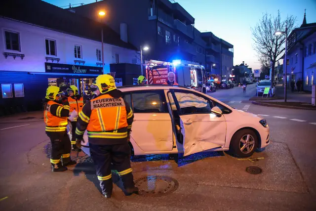 Ein Unfall im Kreisverkehr im Ortszentrum von Marchtrenk führte am Freitagabend, 6. März, zu Verkehrsbehinderungen. | Foto: laumat.at
