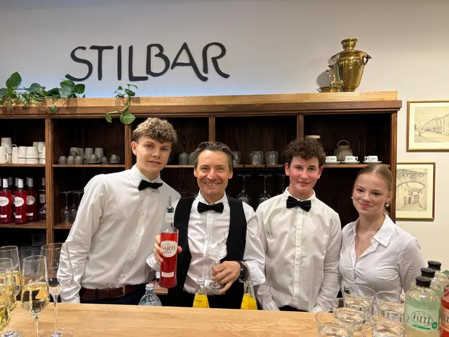 Ein besonderes Highlight ist die Bar des Hauses. Sie wurde aus historischen Kreislermöbeln aus dem Jahr 1836 gefertigt und dient als Treffpunkt und Genussort. | Foto: Manuela Danzinger