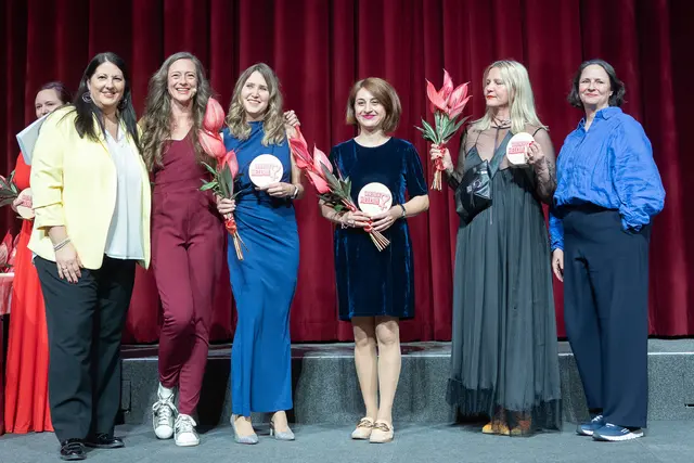 Die Heldinnen aus dem 7. Bezirk sind Natascha Bergmann, Maka Khomeriki und Annamaria Tovalvy, hier mit Kathrin Gaál (l.), Mel Merio (2. v. l.) und Bezirksvorsteher-Stellvertreterin Isabelle Uhl (r.). | Foto: René Brunhölzl