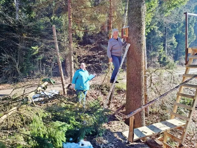 Astrid Wirth und Eva Lichtenegger beim Aufhängen der Nistkästen beim Kneipp-Lehrpfad in Dobl-Zwaring | Foto: privat