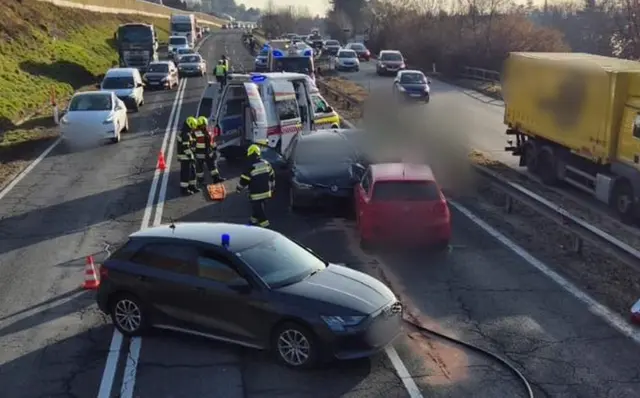 Die verletzte Person soll ins Krankenhaus Villach gebracht worden sein. | Foto: Feuerwehr Wernberg