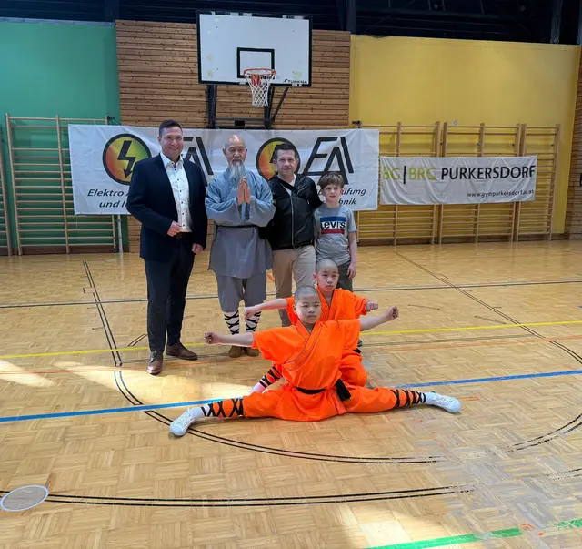 Haben den Workshop ermöglicht: Direktor Harald Ruiss, Unterstützer Milan Stojanovic mit seinem Sohn David und den Shaolin-Mönchen | Foto: Neunteufel