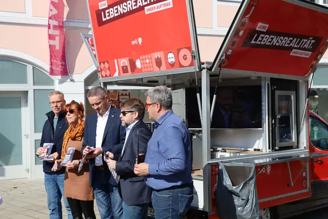 Am Kaffee-Stand versuchten die SPÖ-Politiker, mit den Passanten ins Gespräch zu kommen.  | Foto: Johann Scheich