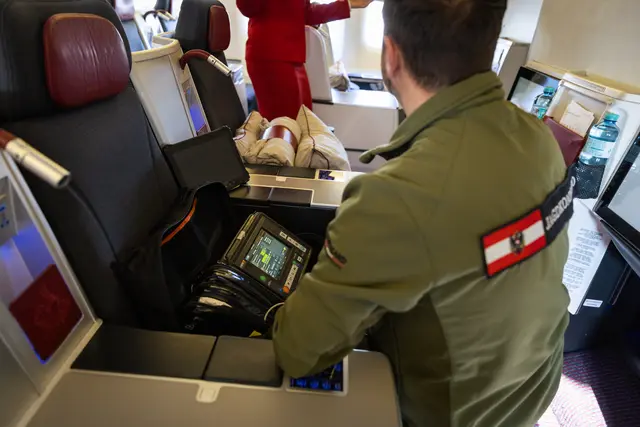 Eine Passagierin verlor während des Fluges das Bewusstsein und musste umgehend versorgt werden. | Foto: Austrian/DBS
