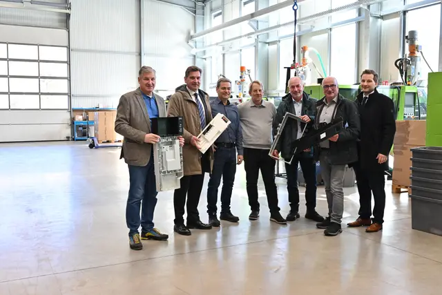 Wirtschafts-Stadtrat Peter Engelbrechtsmüller (Waidhofen an der 
Ybbs), Geschäftsführer der Wirtschaftspark Ybbstal Gmbh, Bürgermeister 
Werner Krammer (Waidhofen an der Ybbs), die beiden ATC-Geschäftsführer 
Ewald Offenberger und Johann Polczer, Bürgermeister Johann Lueger (Opponitz), 
Bürgermeister Gerhard Lueger (Ybbsitz) und Arnold Bader (Leiter der 
Bezirksverwaltung Waidhofen an der Ybbs). | Foto: Stadt Waidhofen