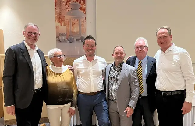 Präsident Christoph Rebernik (2. von links) mit dem  alten und neue Vorstand des Golfclubs St. Lorenzen und dem Obmann der Murhof Gruppe.  | Foto: Golfclub Lorenzen