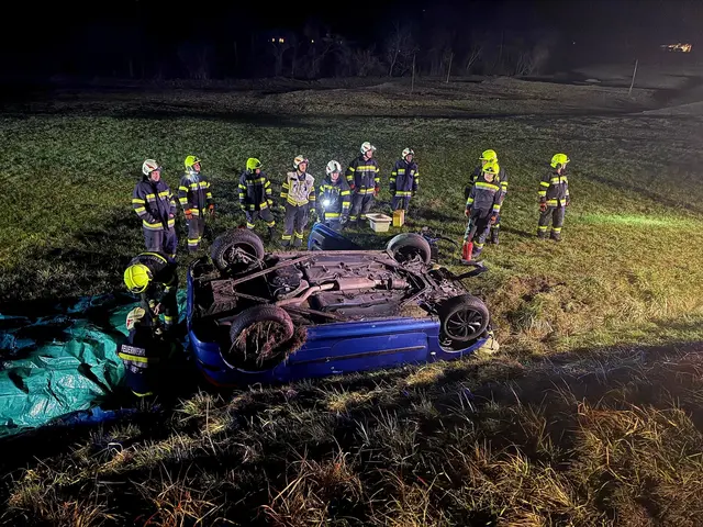 Als die Einsatzkräfte eintrafen, lag das Fahrzeug im Straßengraben am Dach. | Foto: FF Voitsberg