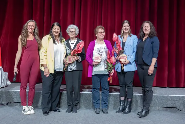 Die Heldinnen aus dem 20. Bezirk sind Jolanda Kuppelhuber, Raphaela Friedl und Susanna Klaunig. Am Foto mit Mel Merio (l.), Kathrin Gaál (2.v.l.) und Bezirksvorsteherin Christine Dubravac-Widholm (r.). | Foto: René Brunhölzl