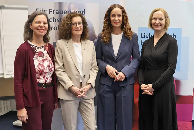 Bei der Fortbildung am Tiroler Bildungsinstitut Grillhof, v. l.: Gleichbehandlungsbeauftragte Isolde Kafka, Ines Bürgler (Vorständin der Abteilung Gesellschaft und Arbeit des Landes Tirol), LRin Eva Pawlata und Landesamtsdirektor-Stellvertreterin Barbara Soder. | Foto: Land Tirol
