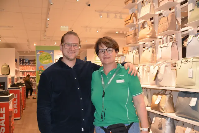 Store Managerin und Filialleiterin Sandra Geißler mit Bezirksverkaufsleiter und Eröffnungsspezialist Manuel Zauner begrüßten die Besucherinnen und Besucher. | Foto: Rosenberger Victoria