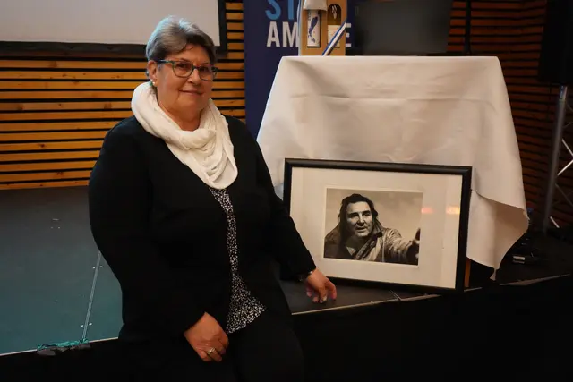 Eva Huszar brachte ein Foto von Emmerich Filz mit zum Vortrag. Sie und Maria Dinhof sind die Großnichten des verstorbenen Künstlers | Foto: Andrea Glatzer
