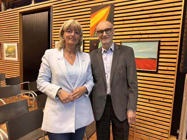 Bürgermeisterin und LAbg. Elisabeth Böhm und der Stadthistoriker Dr. Sepp Gmasz vor dem Hintergrund der ausgestellten Bilder des Neusiedler Malers Emmerich Filz | Foto: Andrea Glatzer