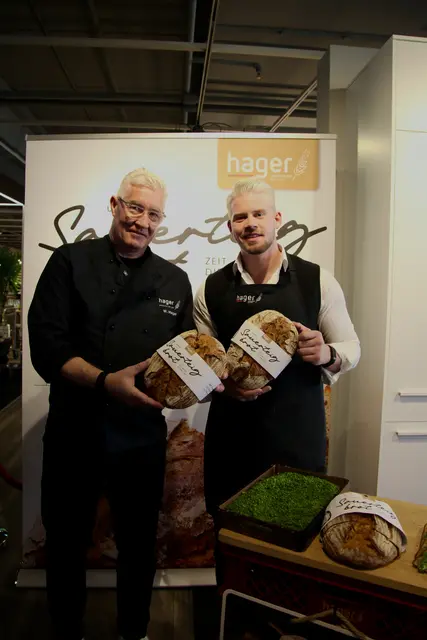 Wolfgang und Alexander verköstigen die Gäste 