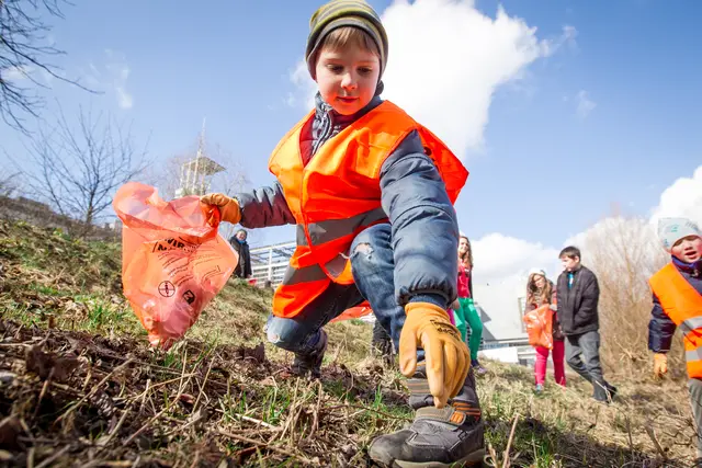 Vor allem Kinder werden bei den Sammelaktionen über die Wichtigkeit von Umweltschutz sensibilisiert.  | Foto: NÖ Umweltverbände