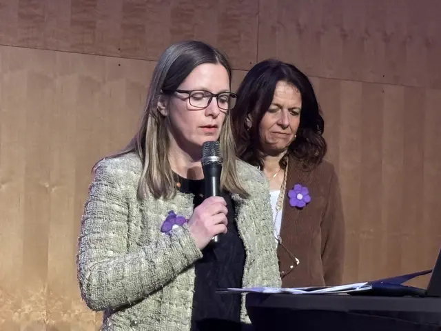 St. Annas Bürgermeisterin Andrea Pock spricht in Vertretung für die verhinderte Award-Preisträgerin Marianne Legenstein. | Foto: MeinBezirk/Gerda Sammer-Schmidt