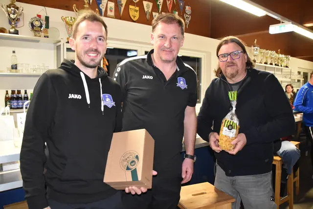 Gut gestärkt in die Frühjahrsmeisterschaft: Trainer Michael Thek, Torfrautrainer Rainer Weber und Obmann Christian Marth | Foto: MeinBezirk/Michael Strini
