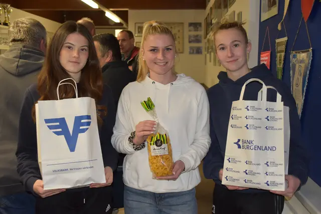 Beim Schmankerlschnapsen gab es einiges zu gewinnen - unter anderem Nudeln aus Ollersdorf: Leonie Zach, Bianca Gröller und Emily Wolf | Foto: MeinBezirk/Michael Strini