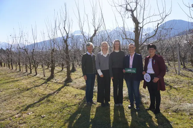 Frauen sind das Herz und die Seele vieler landwirtschaftlicher Betriebe in Tirol. Im Bild:  Maria, Martina und Barbara Gutleben mit Landesbäuerin Helga Brunschmid und LFA-Geschäftsführerin Nikola Kirchler | Foto: AMG