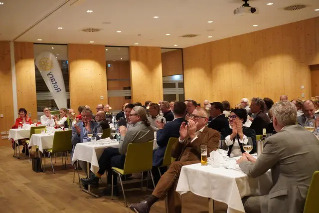 Der Festsaal im Reschenhof war gefüllt mit zahlreichen Unterstützerinnen und Unterstützern der Charity-Adventkalender Aktion.  | Foto: AMG